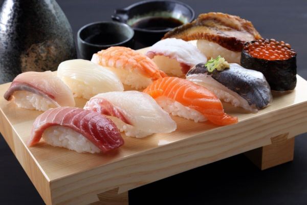 Sushi tradicional como ejemplo de comida típica japonesa.