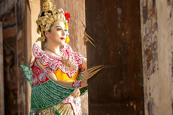 Costumbres curiosas del mundo: saludo japonés y Namasté en tradiciones culturales