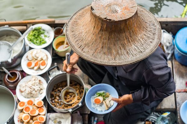 Comer como local y ahorrar en alimentación para viajar barato tiempo largo