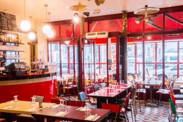 Platos típicos servidos en restaurantes económicos en París